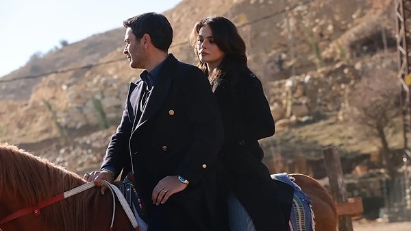 Ozan Akbaba ve Sinem Ünsalı buluşturan Uzak Şehir, Türkiye'deki reyting başarısının ardından yurt dışındaki performansıyla da adından söz ettirmeye devam ediyor.