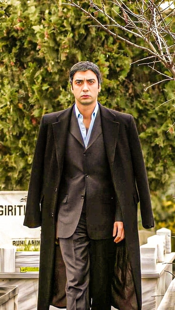 Türk televizyon tarihinin en unutulmaz oyuncuları arasında gösterilen Necati Şaşmaz, kariyerine aslında ekran önünde başlamayı planlamıyordu.