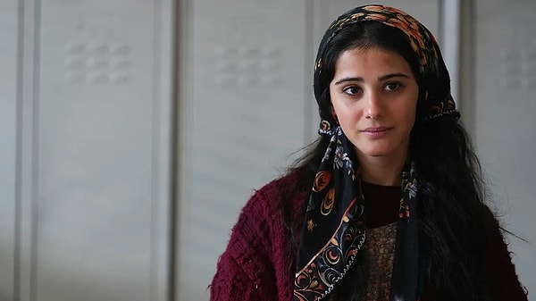 Sevdiğim Sensin dizisindeki Dicle karakteriyle beğeni toplayan Helin Kandemir, yeni projesi Çiçekçi Kız için sete çıktı.