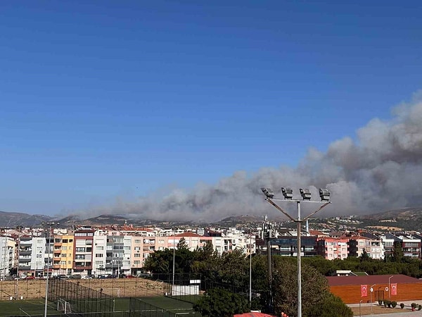 Çanakkale merkeze bağlı Saraycık köyü yakınlarında saat 16.30 sıralarında orman yangını çıktı.