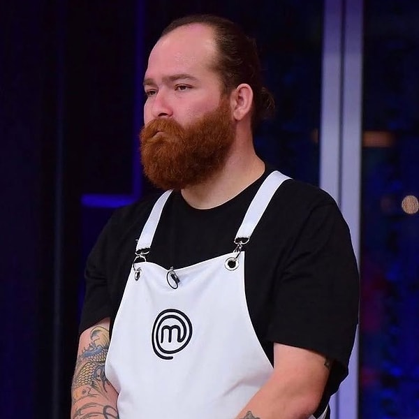MasterChef Türkiye'nin 2021 sezonunda yarışıp birinci olarak adını geniş kitlelere duyuran ve mutfaktaki başarısıyla dikkat çeken şef Eren Kaşıkçı geçtiğimiz saatlerde evinde ölü bulundu.