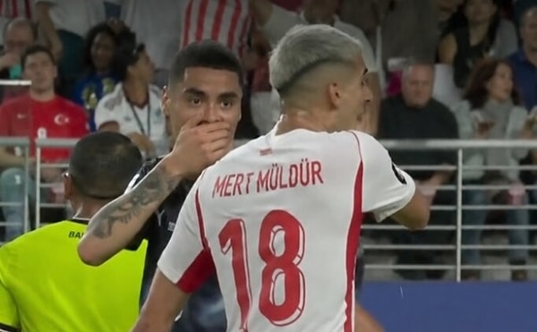 Mert Müldür Dünya Kupası'nda elini kapatarak konuşan Paraguay futbolcusunu hakeme şikayet etmişti.