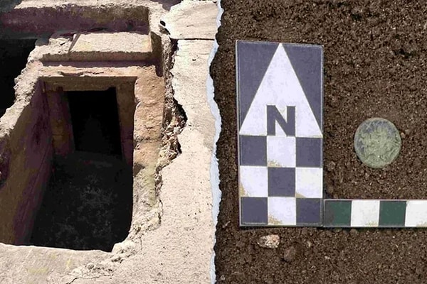 Giriş odasının duvarlarında kırmızı renkte boyanmış sıva ile duvar boyunca uzanan kabartmalı beyaz şeritlerin izleri bulundu