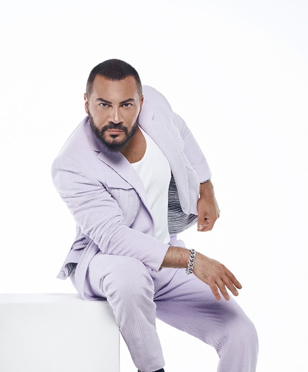 Rober Hatemo, a distinctive name in Turkish pop music, made a swift entrance into the music world with his album "Esmer," released in 1997.