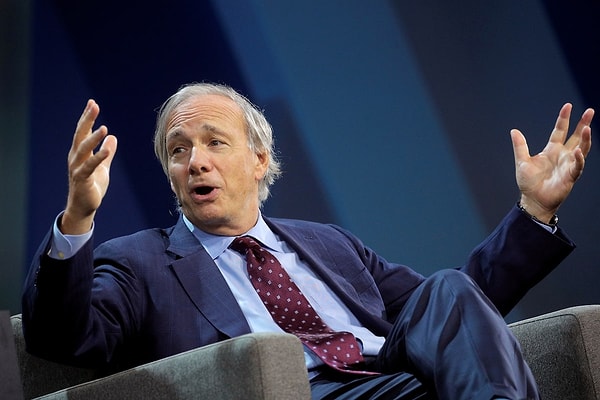 Dalio, günümüzde şirketlerin daha verimli çalışabilecek kişileri tercih ettiğini vurgulayarak, bu nedenle bireylerin kendilerini sürekli geliştirmesi gerektiğini söyledi.