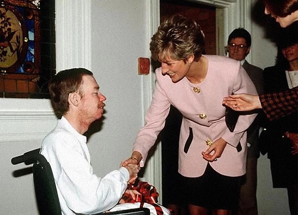 Prenses Diana: Bir Tokalaşma ve Bir Mayın Tarlasının Hikâyesi