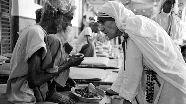 Rahibe Teresa: “Yoksulların” mı Yoksa “Yoksulluğun” mu Dostu?