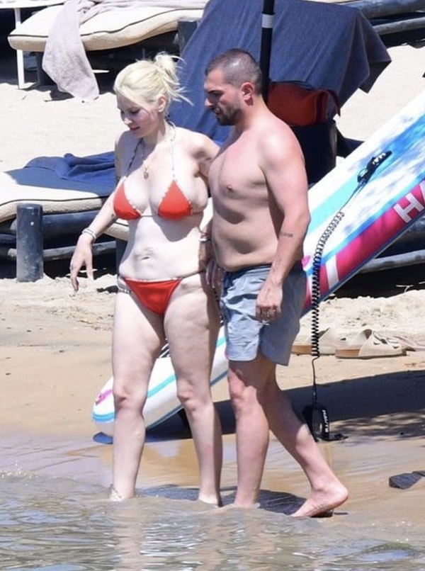 Ancak çiftin Bodrum Cennet Koyu'nda tatil yaparken objektiflere yansıyan görüntüleri, sosyal medyada bambaşka bir tartışmanın fitilini ateşledi.