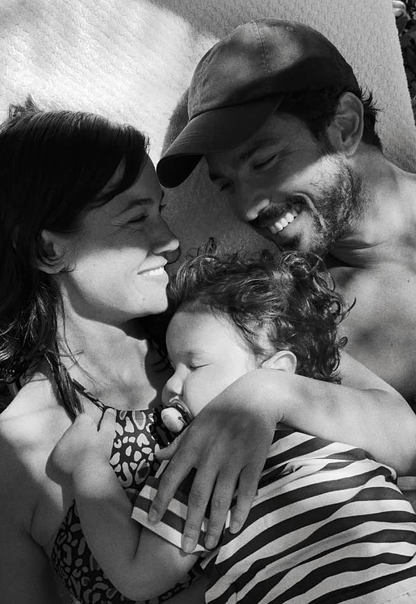 Pınar Deniz, Roma'daki nikâhtan kısa süre önce katıldığı Paris Moda Haftası'nda belirginleşen karnıyla hamilelik iddialarını güçlendirmiş, çift ise çok geçmeden bebek beklediklerini doğrulamıştı.