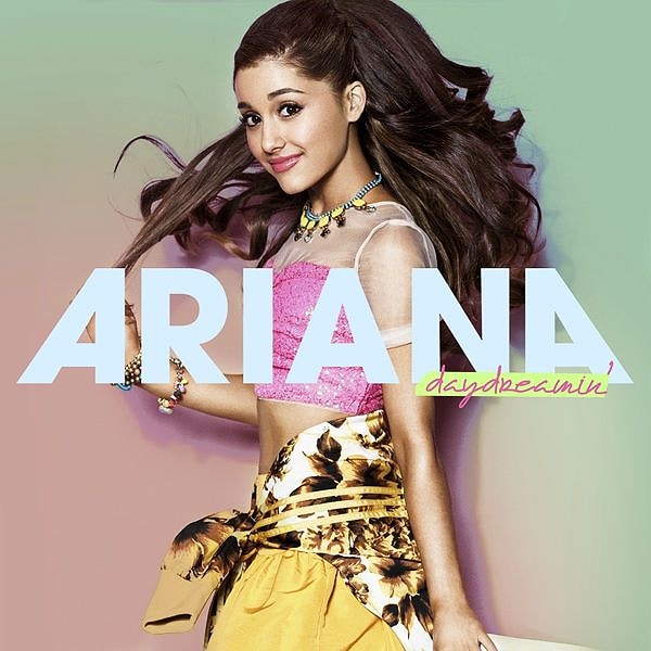 Henüz çocuk yaşlarda sahneyle tanışan Ariana Grande, ilk olarak Broadway müzikalleriyle dikkat çekti.