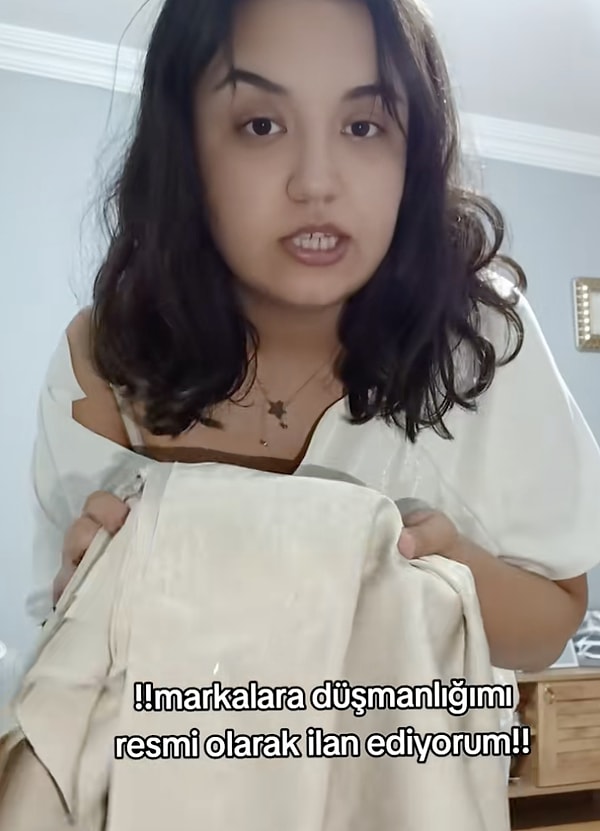 Pek çok kişi özellikle yaz aylarında beyaz kıyafetler giymeyi hem estetik hem de sıcak havayı geçirmemesi açısından tercih etse de beyaz kıyafetlerin bir dezavantajı da var. "İç gösteren" beyaz pantolonlar da bu yüzden korkuyla tercih ediliyor.