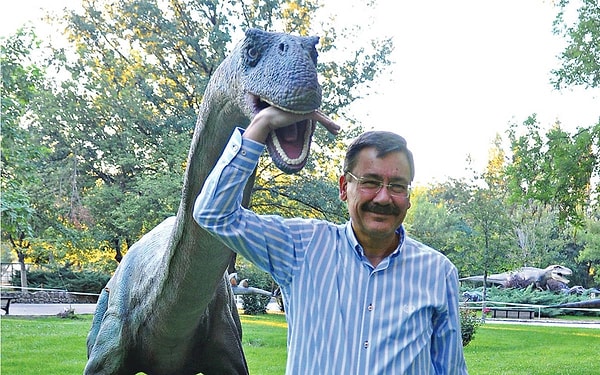 Başkanlığının ardından sosyal medya paylaşımlarıyla gündem olan Gökçek, Yeni Parti'nin bağış çağrısına da yorumlarıyla katıldı.