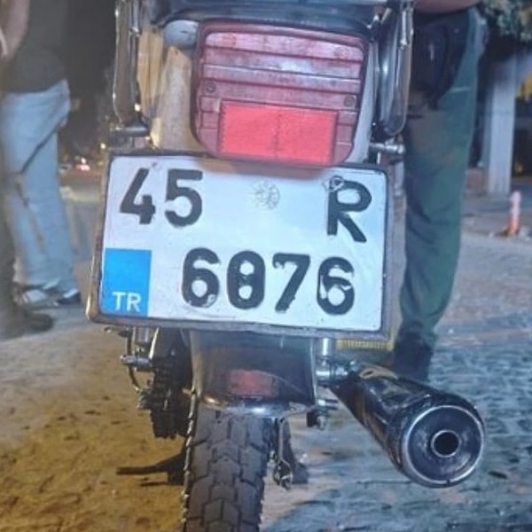 Bant kullanarak plakadaki karakterleri değiştirdi.