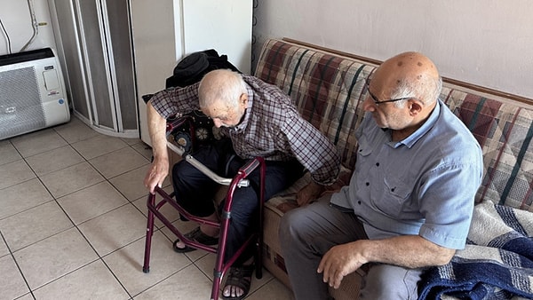 Kayseri'de yaşayan 93 yaşındaki Niyazi Vural, yıllarca işlettiği çay ocağını bu kez evi olarak kullanmak zorunda kaldı.