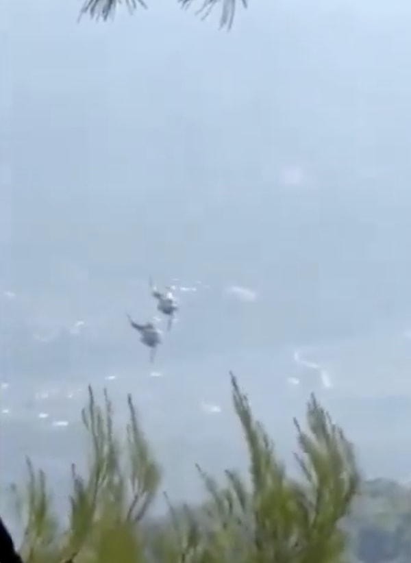Yunanistan'ın başkenti Atina'da devam eden orman yangınlarına müdahale sırasında iki yangın söndürme helikopteri havada çarpıştı.