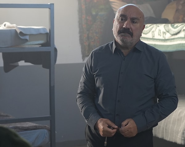 Yaprak Dökümü, Yeni Gelin, Kuzey Güney gibi dizilerde izlediğimiz usta oyuncu Mustafa Avkıran, Uzak Şehir'e dahil oldu.