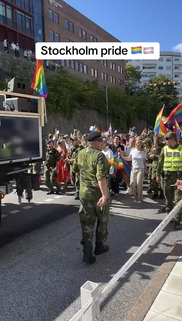 İsveç ordusu, başkent Stockholm'de düzenlenen LGBT+ Onur Yürüyüşü'ne katıldı.