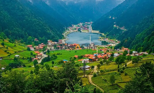 6. Karadeniz'in simgelerinden biri olan, etrafı yemyeşil dağlarla çevrili Uzungöl hangi şehrimizde?