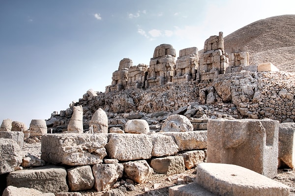 7. Üzerindeki devasa tanrı heykelleriyle UNESCO listesinde yer alan Nemrut Dağı hangi ilimiz sınırlarında?