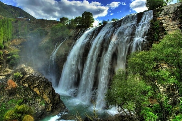 9. Çoruh Nehri'nin kollarında yer alan ve görkemli duruşuyla Tortum Şelalesi hangi şehrimizde?