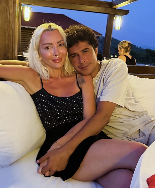 İkinci evliliklerinin ardından gözlerden uzak, sakin bir aile hayatı yaşamayı tercih eden İsmail Hacıoğlu ve Duygu Kumarki, bu kez sosyal medyada paylaştıkları yeni aile kareleriyle gündeme geldi.