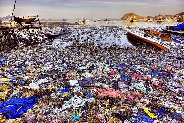 9. Plastik kirliliği okyanusları boğuyor.