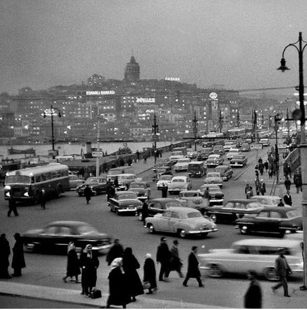 1963’te Galata Köprüsü’nün Eminönü tarafı
