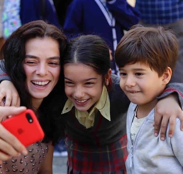 Kadın dizisinde canlandırdığı Nisan karakteriyle milyonların tanıdığı Kübra Süzgün, son günlerde yıllardır devam ettiğini söylediği hukuki süreç nedeniyle yeniden gündeme oturdu.