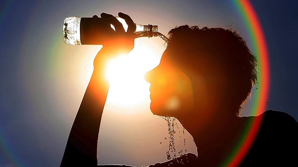 KKTC Çalışma ve Sosyal Güvenlik Bakanlığı, Meteoroloji Dairesi'nin yüksek hava sıcaklığı tahminleri nedeniyle 5 Ağustos'tan 15 Ağustos'a kadar, 12.00 ile 16.00 saatleri arasında açık alanda ve güneş altında çalışma yapılmasını yasakladı.