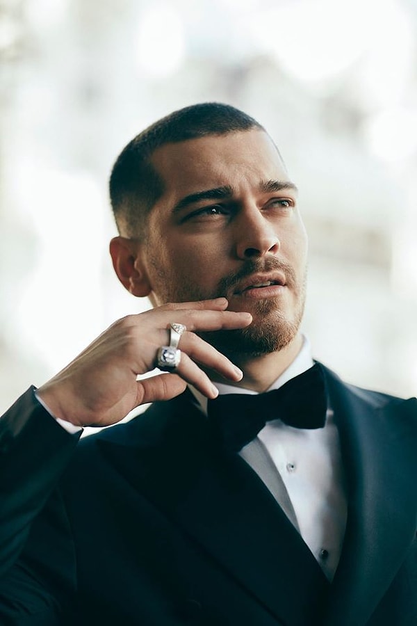 Best Model of Turkey 2010 birinciliğiyle adını duyuran Çağatay Ulusoy, kısa süre içinde oyunculuğa geçerek Türk dizi ve sinema sektörünün en dikkat çeken isimlerinden biri haline geldi.