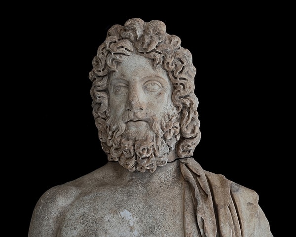 Sağlık tanrısı Asklepios'a ait 2,20 metre boyunda mermer heykel gün yüzüne çıkarıldı.