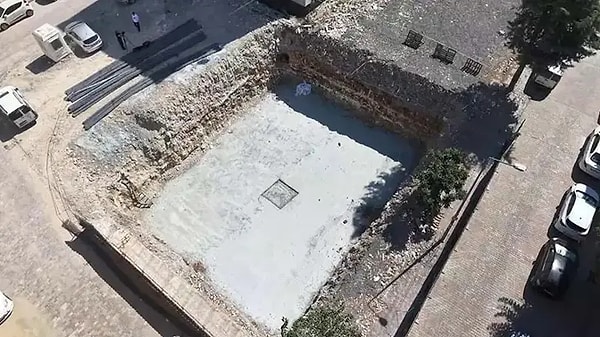 Alanda bulunan kapının eski bir eve ait kapı mı olduğu yoksa herhangi bir tünele mi açıldığı henüz bilinmiyor.