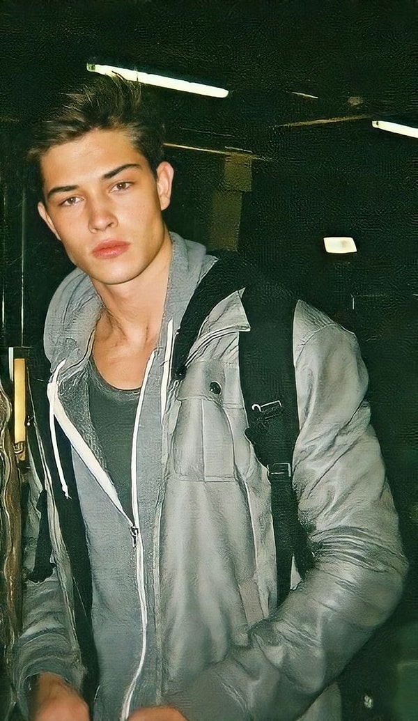 Erkek modasının son 20 yılına damga vuran isimlerden biri olan Francisco Lachowski, yalnızca podyumların değil, internet kültürünün de en ikonik yüzlerinden biri haline geldi.