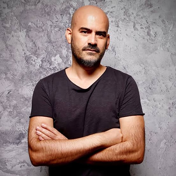 Türk televizyon ve sinema dünyasının en başarılı bestecileri arasında gösterilen Toygar Işıklı, yıllardır imza attığı unutulmaz dizi ve film müzikleriyle milyonlarca izleyicinin hafızasında özel bir yer edindi.