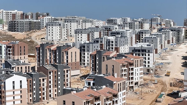 Çevre ve Şehircilik Bakanlığı ve TOKİ iş birliği ile Arnavutköy Sazlıbosna'da İlk Evim Projesi kapsamında inşa edilen sosyal konutlar hızla yükseliyor.