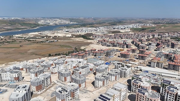 Arnavutköy Sazlıbosna ve Hacımaşlı mahallelerinde yapımı devam eden TOKİ sosyal konut projeleri dron kamerasıyla görüntülendi.