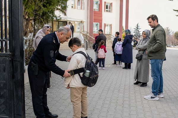 Hükümet, çocukların daha güvenli bir ortamda eğitim alabilmesi için dev bir istihdam projesini hayata geçiriyor.