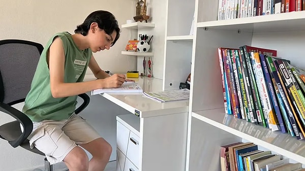 Umut Güzel, LGS'de 500 tam puan alarak Türkiye genelindeki birinciler arasına adını yazdırdı.