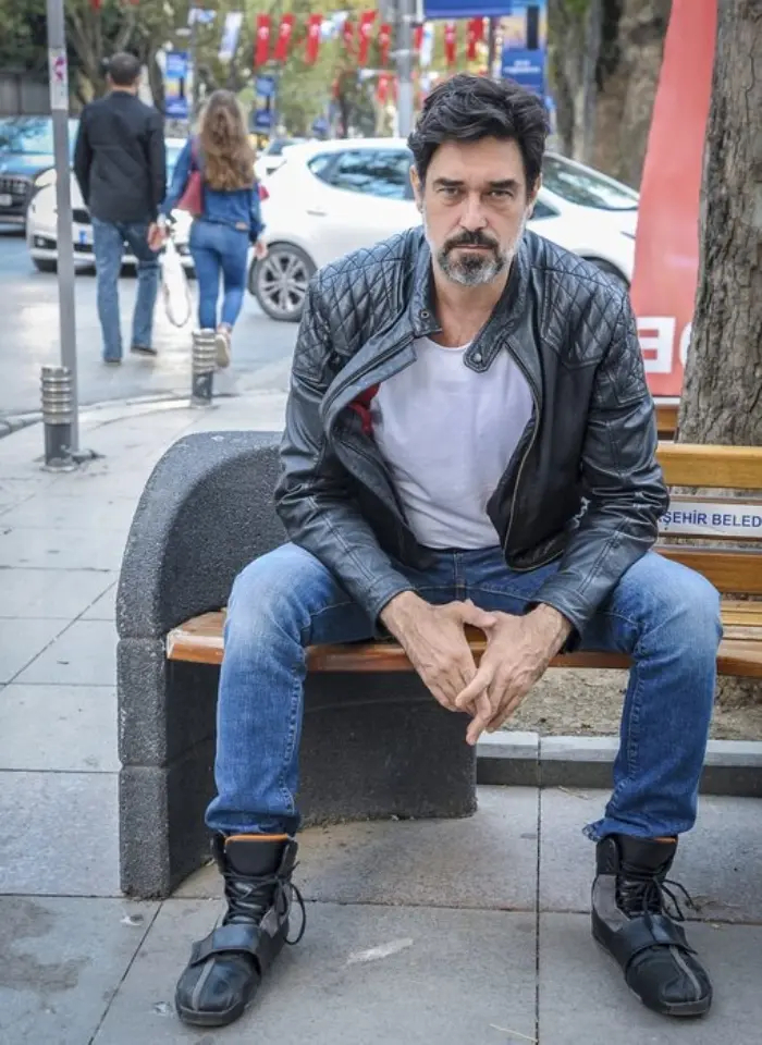 1990'lı yıllarda modellikle başladığı kariyerini kısa sürede oyunculukla taçlandıran Burak Hakkı, 2000'li yılların en çok konuşulan erkek oyuncularından biri oldu.