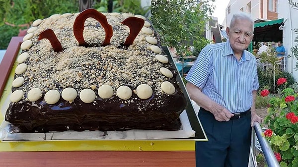 İzmir'in Foça ilçesinde yaşayan emekli astsubay Yusuf Çobanoğlu, 101'inci yaş gününü komşularıyla birlikte kutladı.