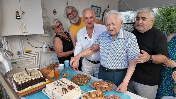Aralarında eski milli hakem Engin Kurt'un da bulunduğu site sakinleri, Çobanoğlu'nun yalnızca yaşıyla değil, çevresine karşı yardımsever ve ilgili tavırlarıyla da herkesin sevgisini kazandığını söyledi.