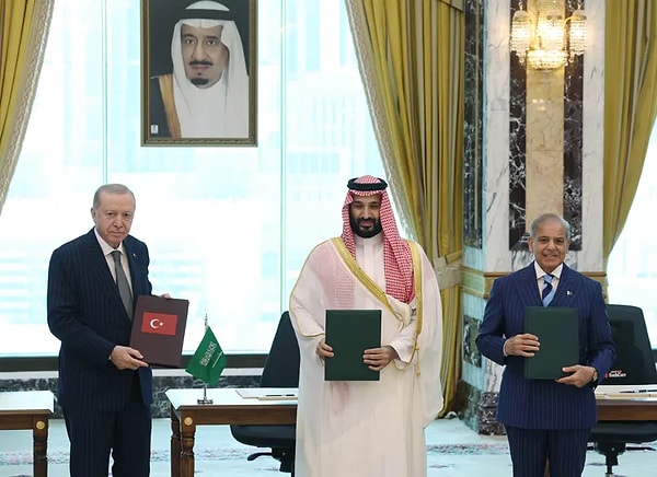 Bölgesel krizlerin ve sıcak çatışmaların merkezindeki Ortadoğu, bugün son yılların en kritik diplomatik ve askeri hamlelerinden birine sahne oldu.