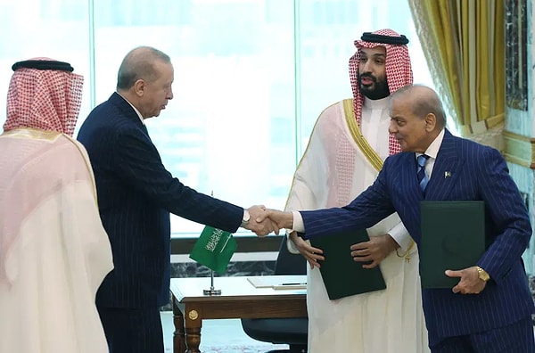 Dünyanın yakından takip ettiği bu tarihi zirveye Cumhurbaşkanı Recep Tayyip Erdoğan, Suudi Arabistan Veliaht Prensi Muhammed bin Selman ve Pakistan Başbakanı Şahbaz Şerif bizzat katıldı.