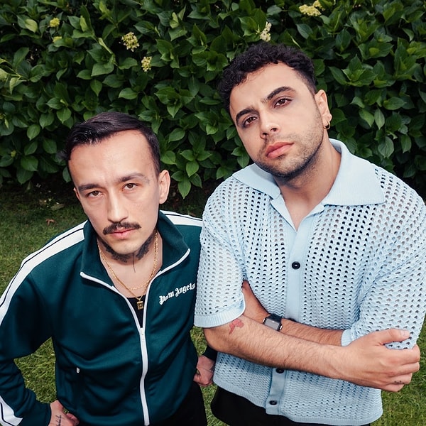 KÖFN, a band that rapidly became one of Turkey's most beloved music groups with their electronic infrastructure, alternative pop tones, and emotional lyrics, was founded by Salman Tin and Bilge Kağan Etil.