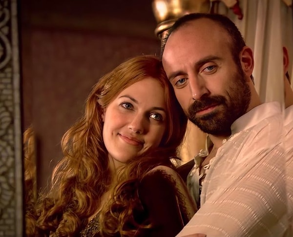Halit Ergenç ile Meryem Uzerli'yi yıllar sonra yeniden buluşturan İmroz'da Bahar filminden ilk tanıtım afişi yayınlandı.