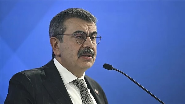 Bakan Tekin, öğrencilerin sorularını yanıtladı.
