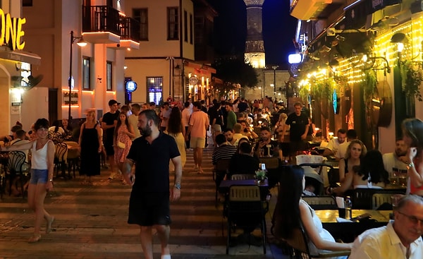 Yaklaşık 600 kişinin yaşadığı ilçe, gece 50 bin kişiyi ağırlıyor.