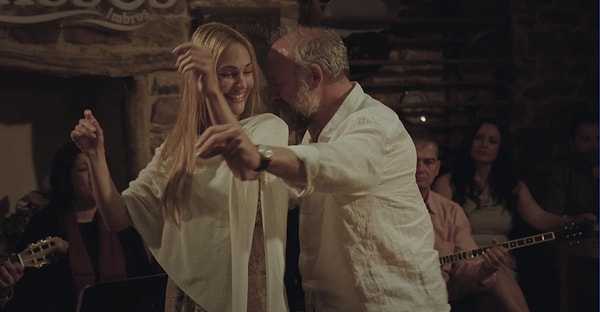 Halit Ergenç ile Meryem Uzerli'yi yıllar sonra yeniden bir araya getiren İmroz'da Bahar filminden yeni görüntüler gelmeye devam ediyor.