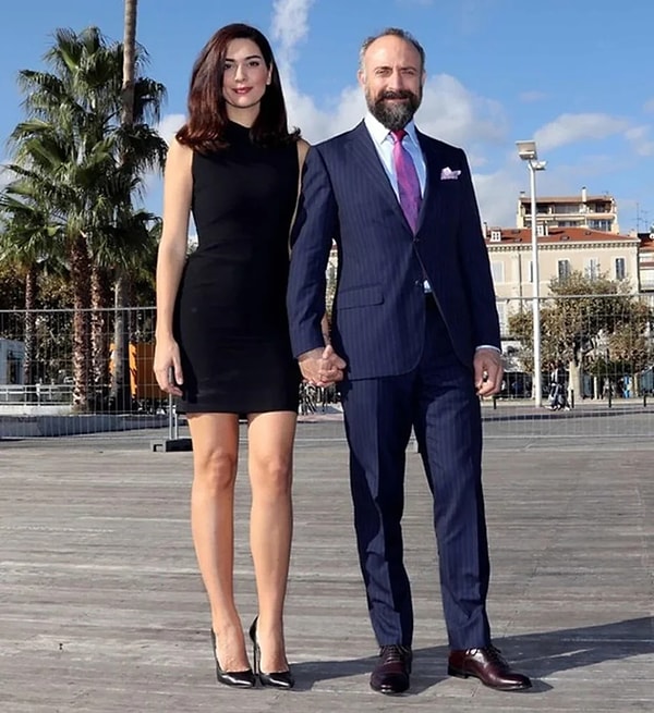 Türk televizyon tarihinin en sevilen çiftlerinden Bergüzar Korel ve Halit Ergenç, hem başarılı kariyerleri hem de örnek gösterilen evlilikleriyle yıllardır magazin dünyasının gözde isimleri arasında yer alıyor.