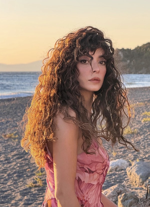 Selin Şekerci, a beloved actress of Turkish television, has made a name for herself through her successful performances in a variety of projects throughout her career, ranging from romantic comedies to dramas, and from cinema to digital platform productions.